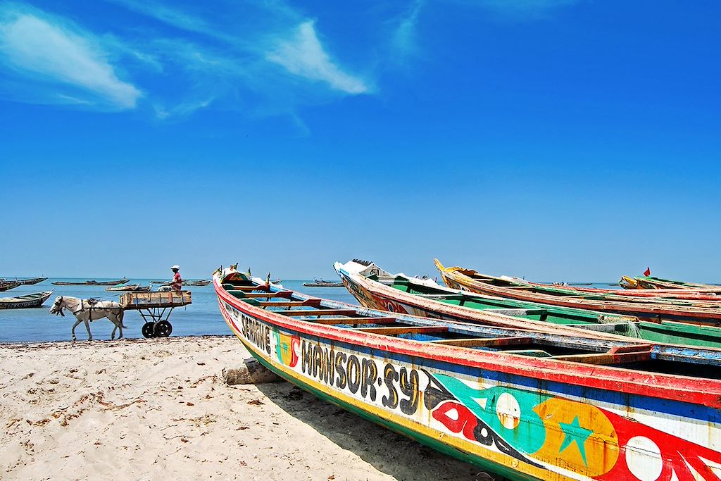 Pirogues colorées sur une plage du Sénégal